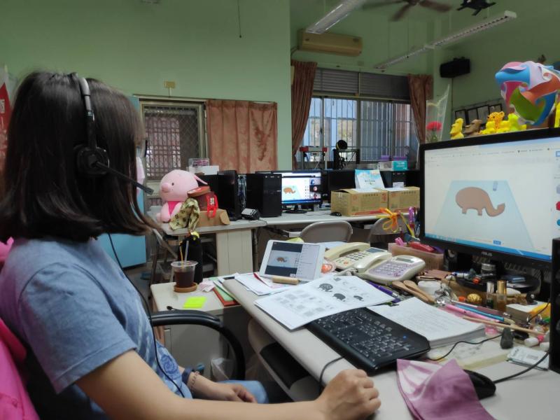 講師講解的很講師線上教學中