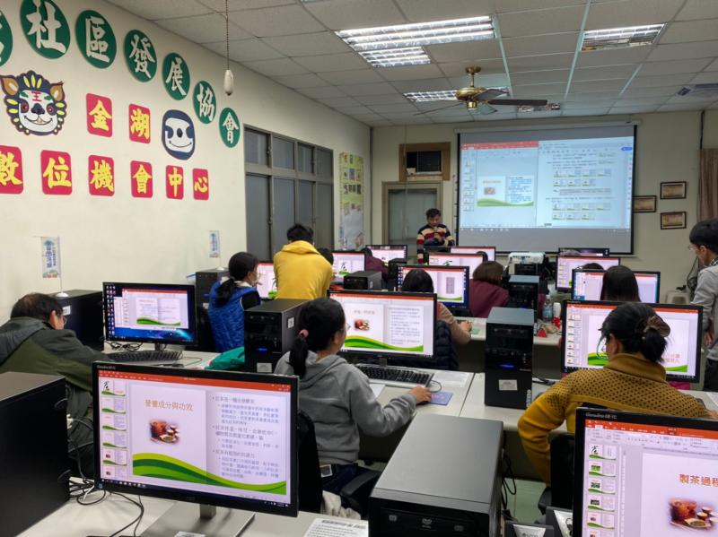 老師向學員解釋解題技巧