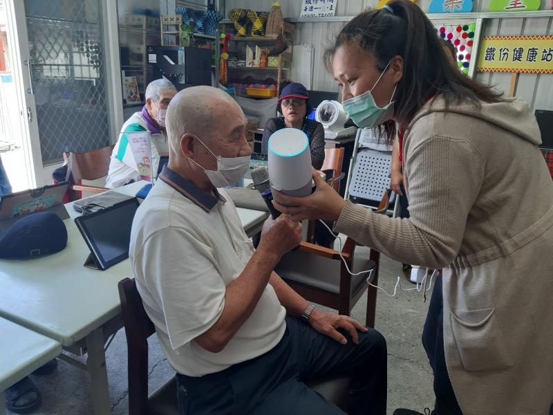 學員體驗與小布(智慧音箱)說話問答~