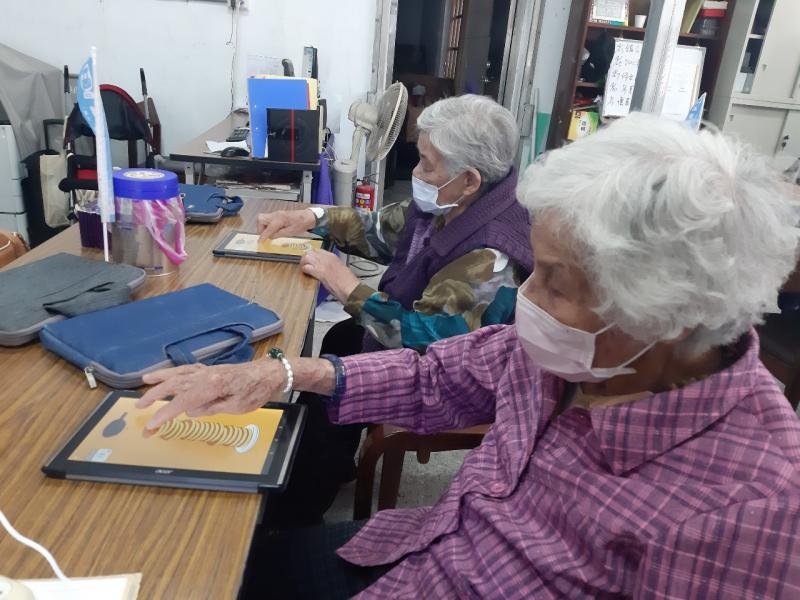 高齡長者體驗使用平板玩小遊戲