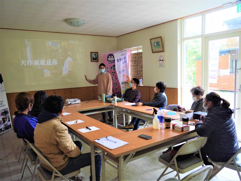 敬農老師在台前講解用對句型人人都可以是大作家