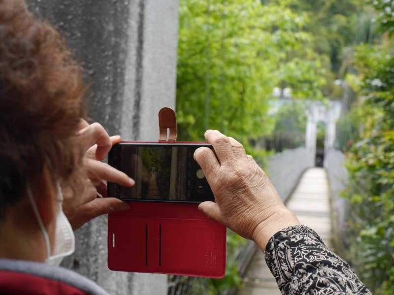 學員比黛拍攝清泉吊橋當作早安圖背景