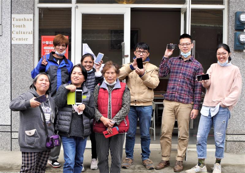 講師與學員們一起在教室門口開心合照