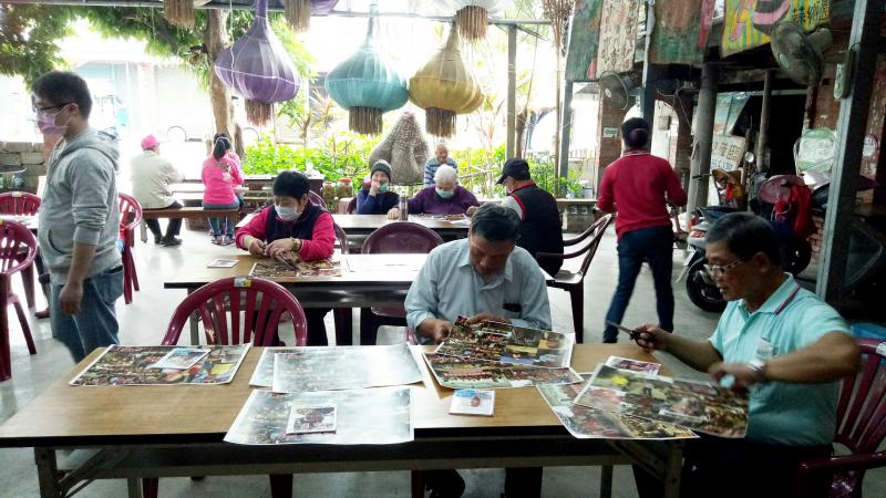 社區學員實際親身體驗.裁剪.黏貼.製作自己的寫真相簿