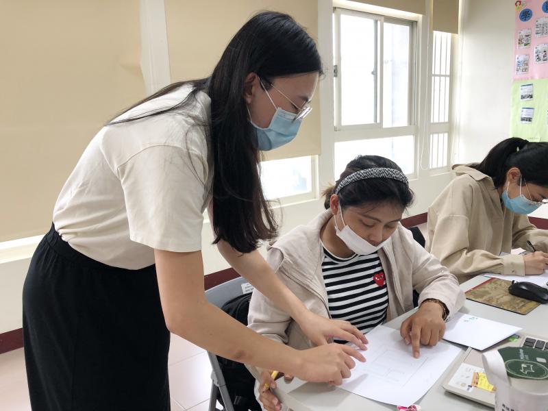 先以手繪草稿勾勒出圖像,並搭配文字。