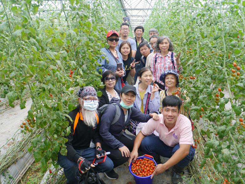 番茄溫室中講師與學員們的開心合照