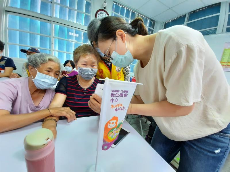 老師為學員一對一解說