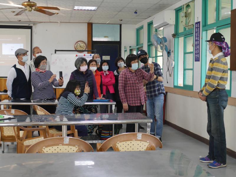 學員觀看老師指導直播的取鏡方式