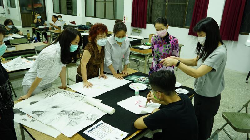 正式創作前，由書畫老師示範此次貼圖創作的作品規格