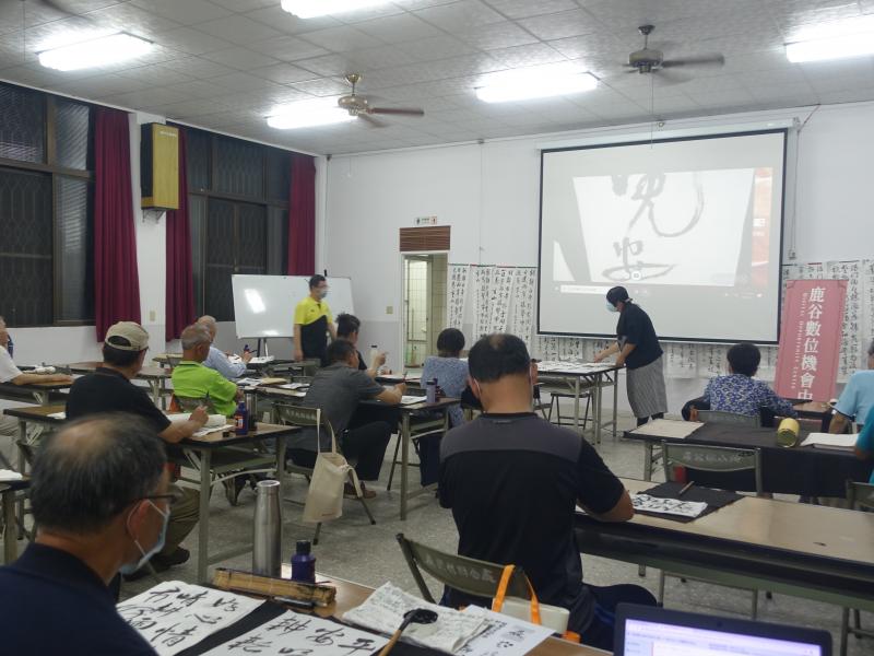 下半段課程，講師開始以學員的現場作品介紹可以再延伸創作的方向