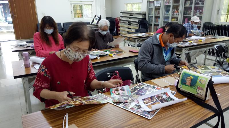 學員們都很用心在剪輯.黏貼.使這本寫真書專輯成為獨一無二的作品