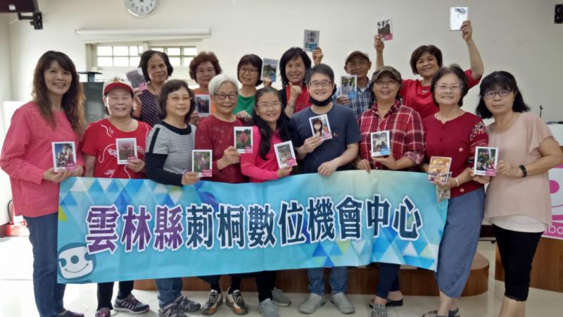 完成作品後.學員拿著自己的精心作品.與老師.執行長拍大合照.留下美好的記憶