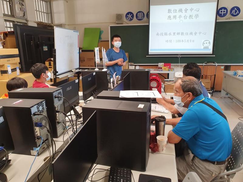 老師介紹DOC學習中心網頁平台.