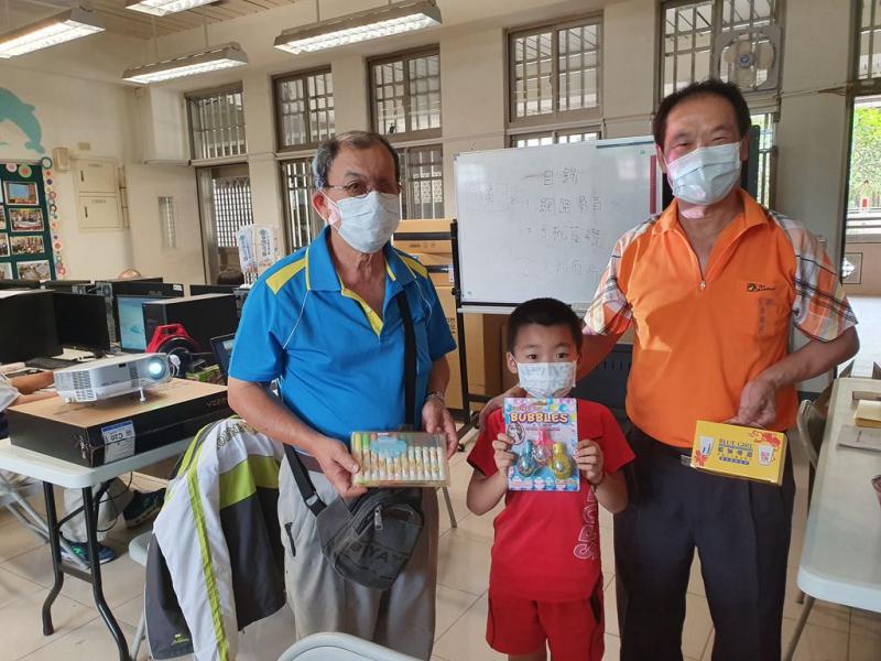 老師準備獎品，課後有獎問答得獎學員鏡頭.
