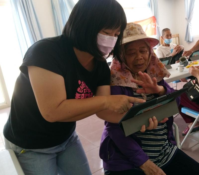 老師一一幫忙學員解決下載問題