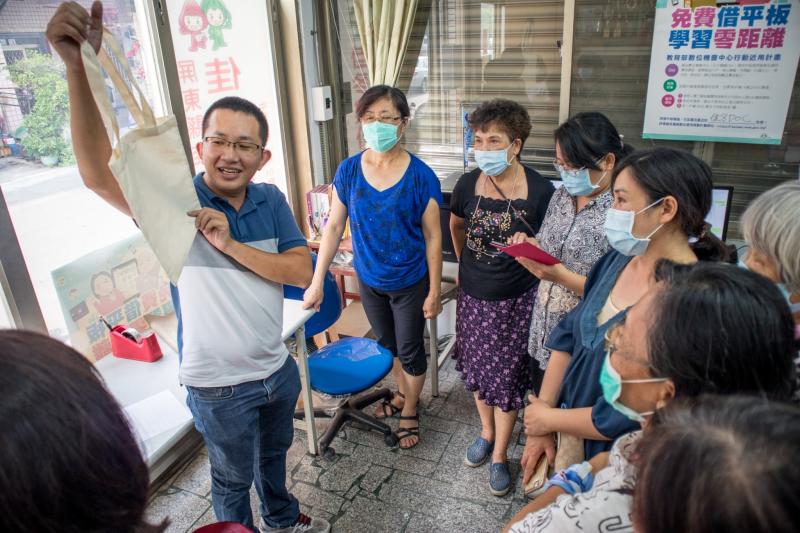 指導老師說明介紹熱轉壓印的操作與原理