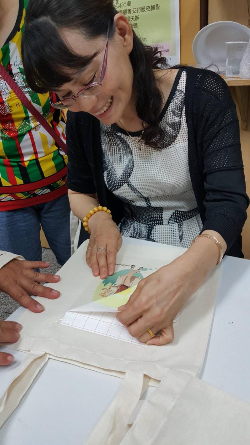 學員開心期待撕開熱轉印紙，期待自己的作品