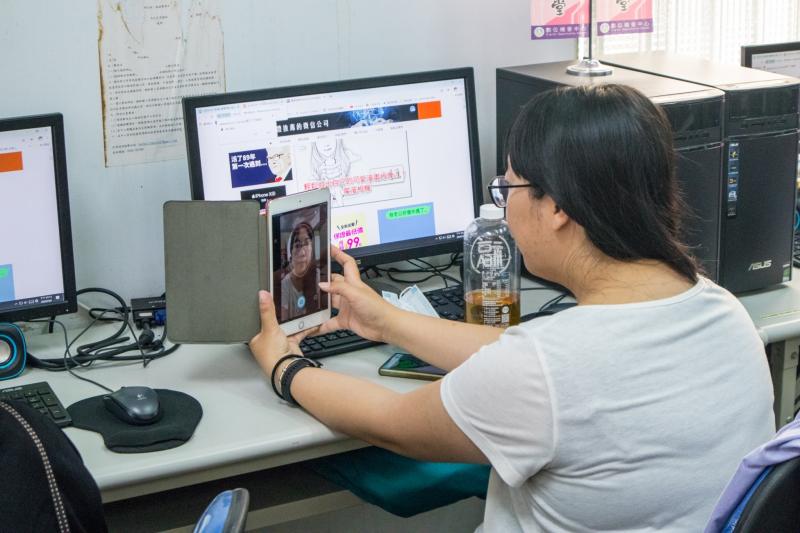 要把自己做成Q版肖像，就得先來個自拍