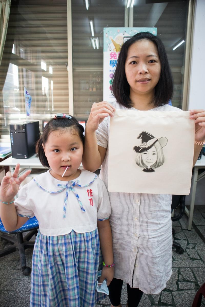 學員開心展示自己的完成品