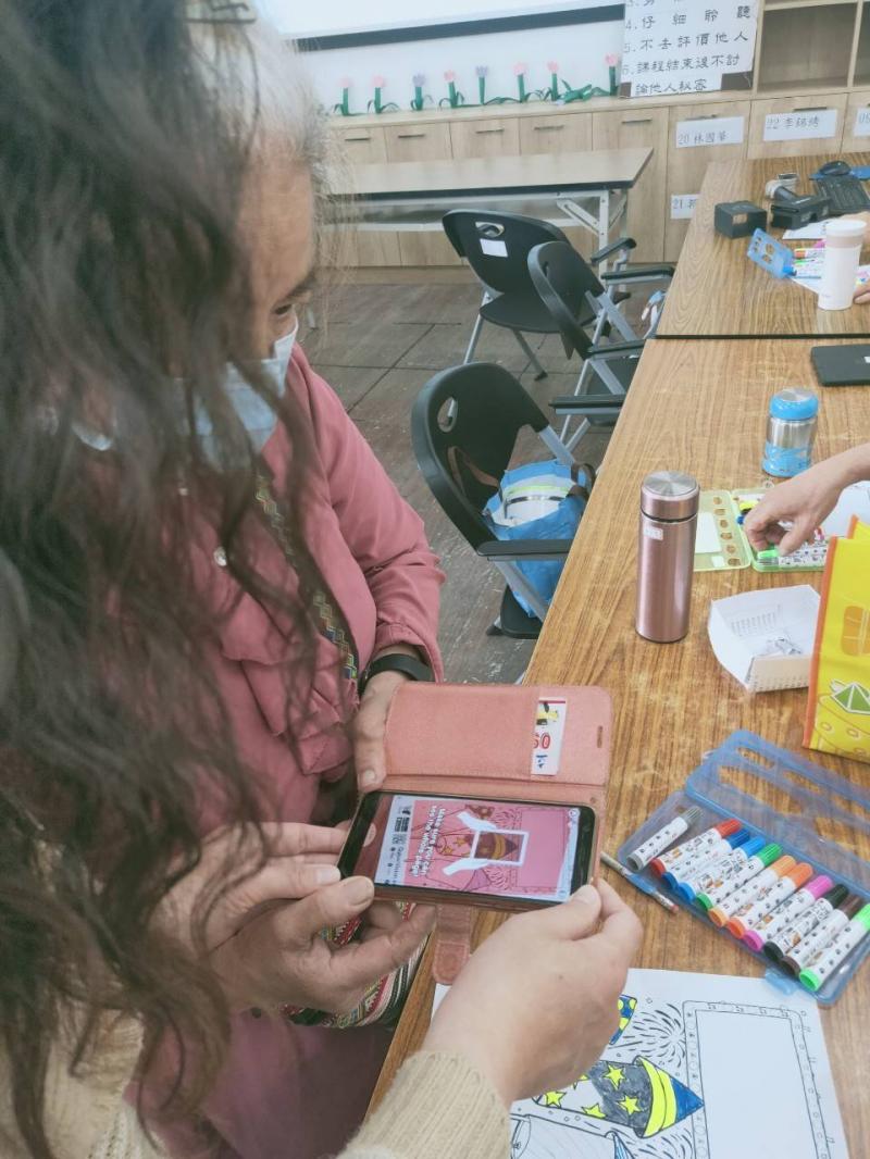 老師指導學員打開手機AR的APP