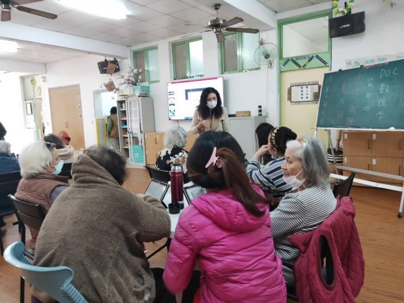 羅老師配合防疫工作，到部落跟長輩介紹如何分辨假訊息