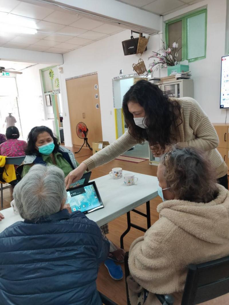 老師介紹後，長輩實際應用平板查詢假訊息