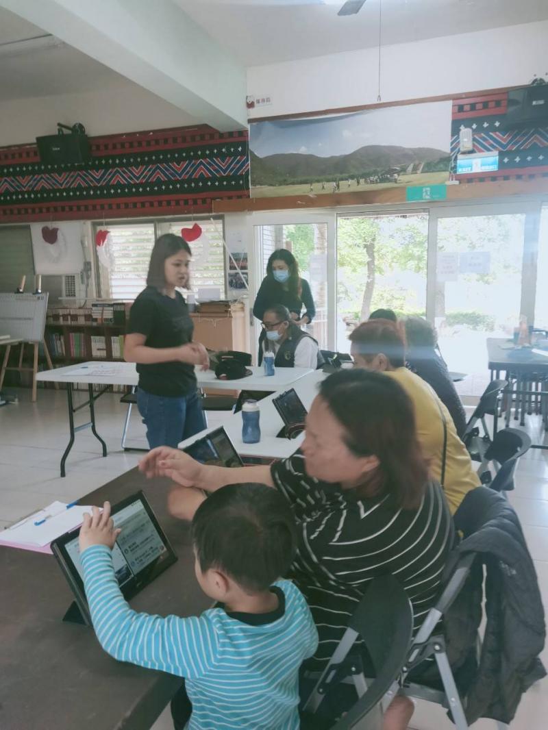 其中父母帶小孩一起來學習，是DOC美麗的風景