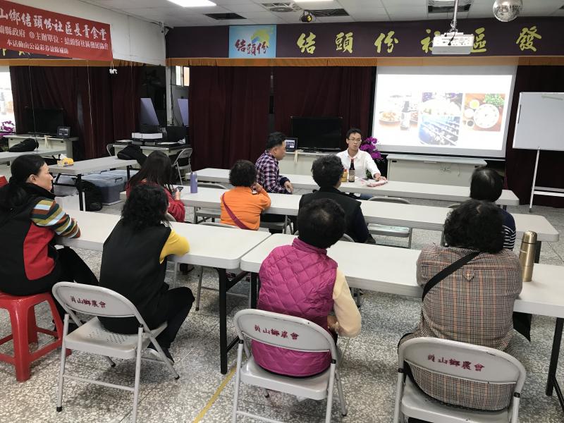 講師引導學員觀察產品包裝