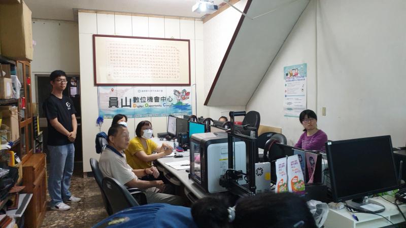 一群人在看簡報