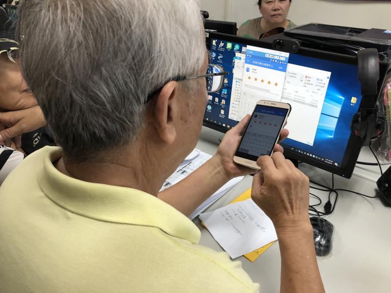 一位長者在操作手機