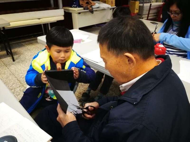 講師教阿嬤如何使用