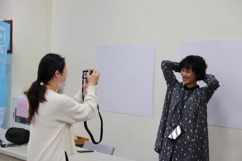 講師幫每一位同學拍照，作為上課練習的素材。