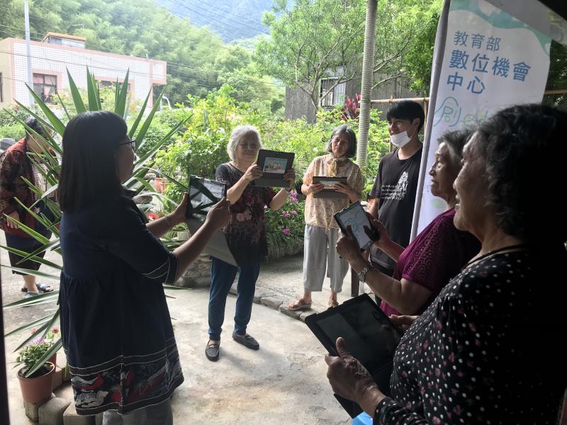 沛晴老師正在為學員講解拍攝技巧。