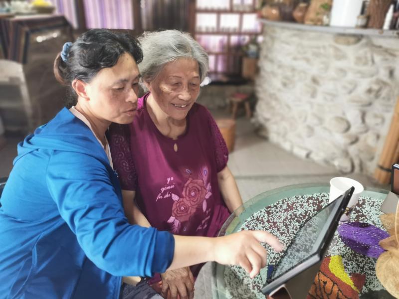 學員陪伴長輩一同使用數位工具，讓長輩放心不膽怯。