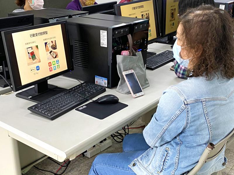 學員專心看簡報，聽講師說明行動支付是什麼