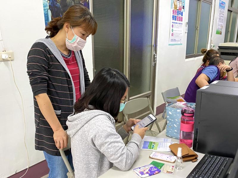 兩位學員一起專心研究綁定流程