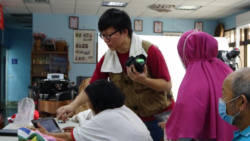 導師講解學員成果照。