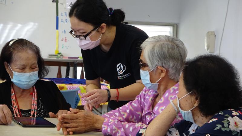 導師帶領學員基礎設定平板。