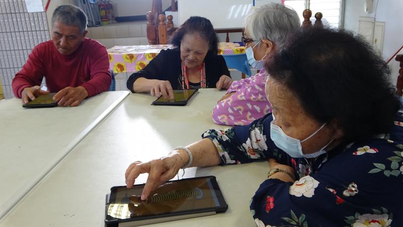 學員透過遊戲使用平板。