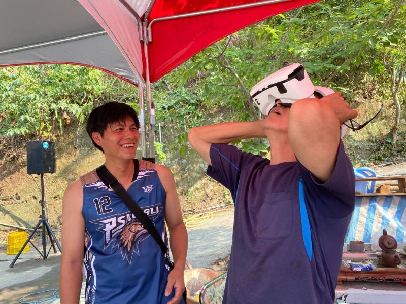 部落族人朋友體驗VR眼鏡！哇！真的有身歷其境的感覺餒..