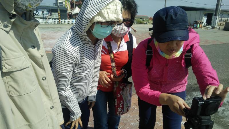 小小一個腳架，有很多功能，透過講師講解，我們了解如何操作