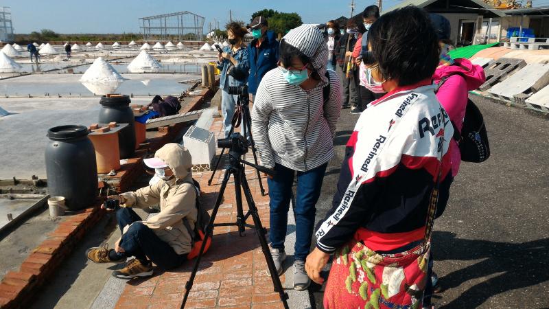 我們大家一起來拍攝，就是這麼剛好有鹽工可以拍!!!