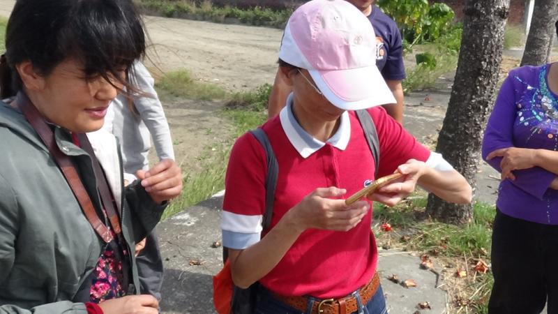 學員們認真地找尋，目前公車最新路線圖
