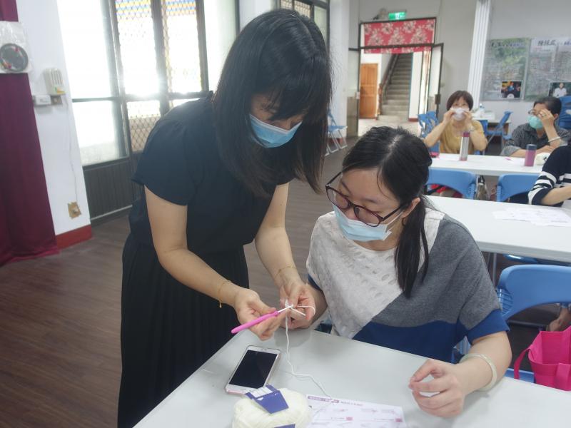 老師指導學員鉤針技巧