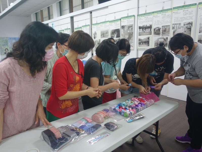 學員各自挑選喜歡的樣式，準備要做髮飾囉!