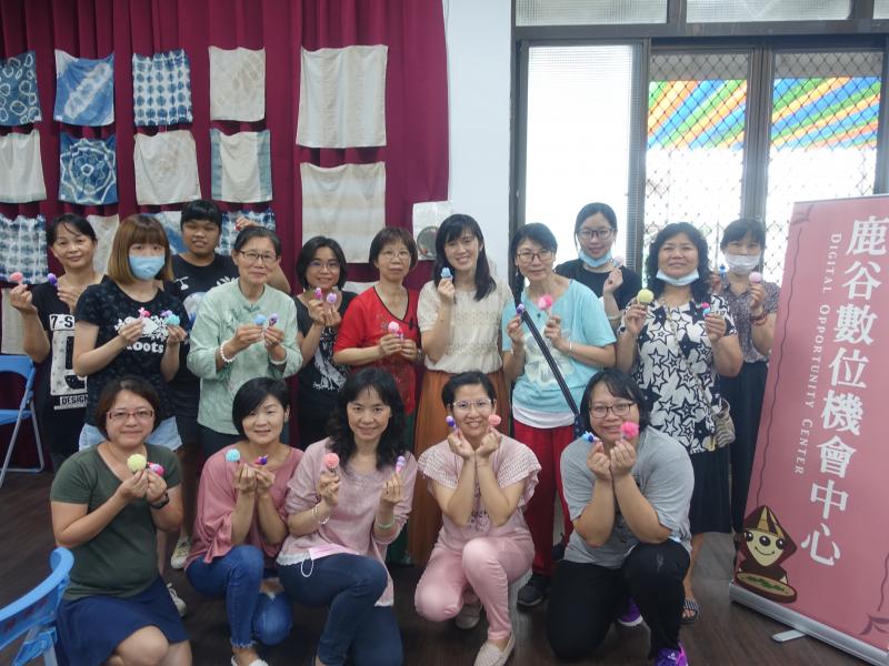 學員秀出自己做的髮飾，很有成就感的拍下大合照!