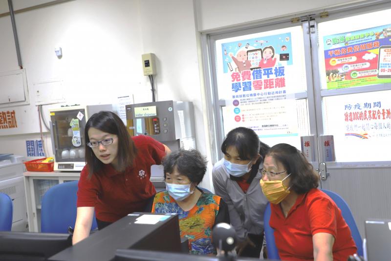 何老師個別指導學員如何繪製圖檔