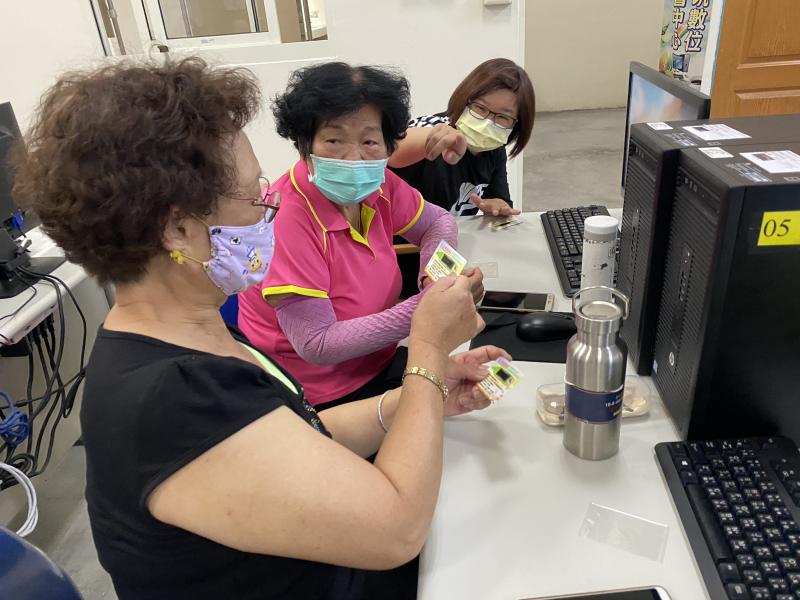 你手上這個是《額溫檢測卡》~隨身攜帶、隨時測量體溫，重複使用唷～