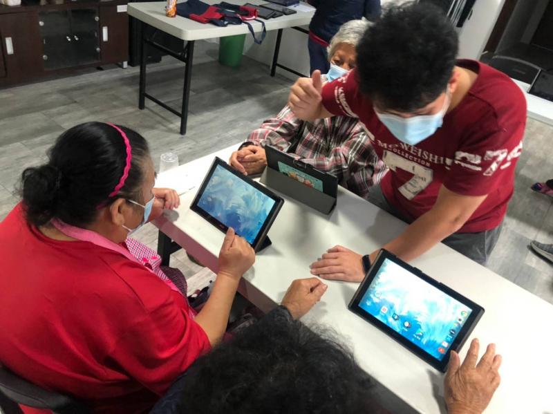 長輩有時候手點不到螢幕，多試幾次就會成功