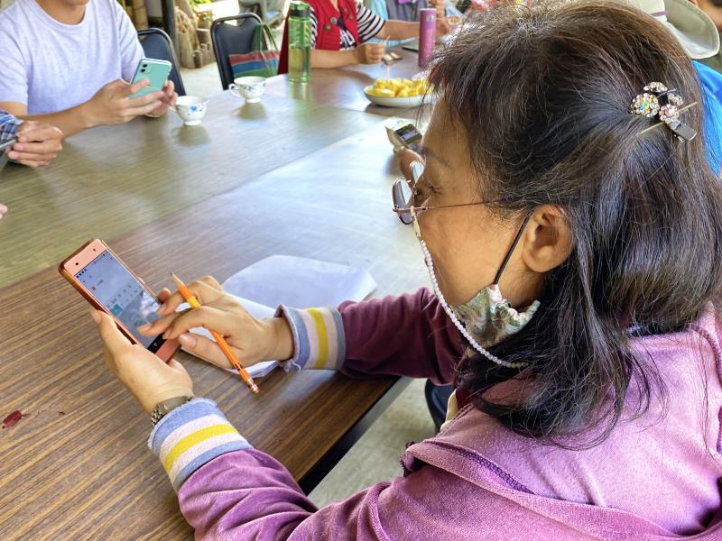 學員使用手機下載剪輯APP